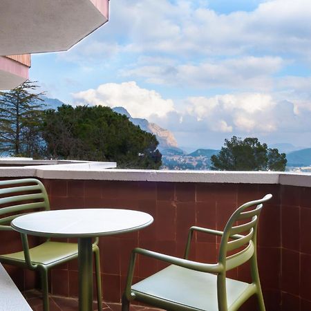 Checkin Montserrat コリュバト エクステリア 写真