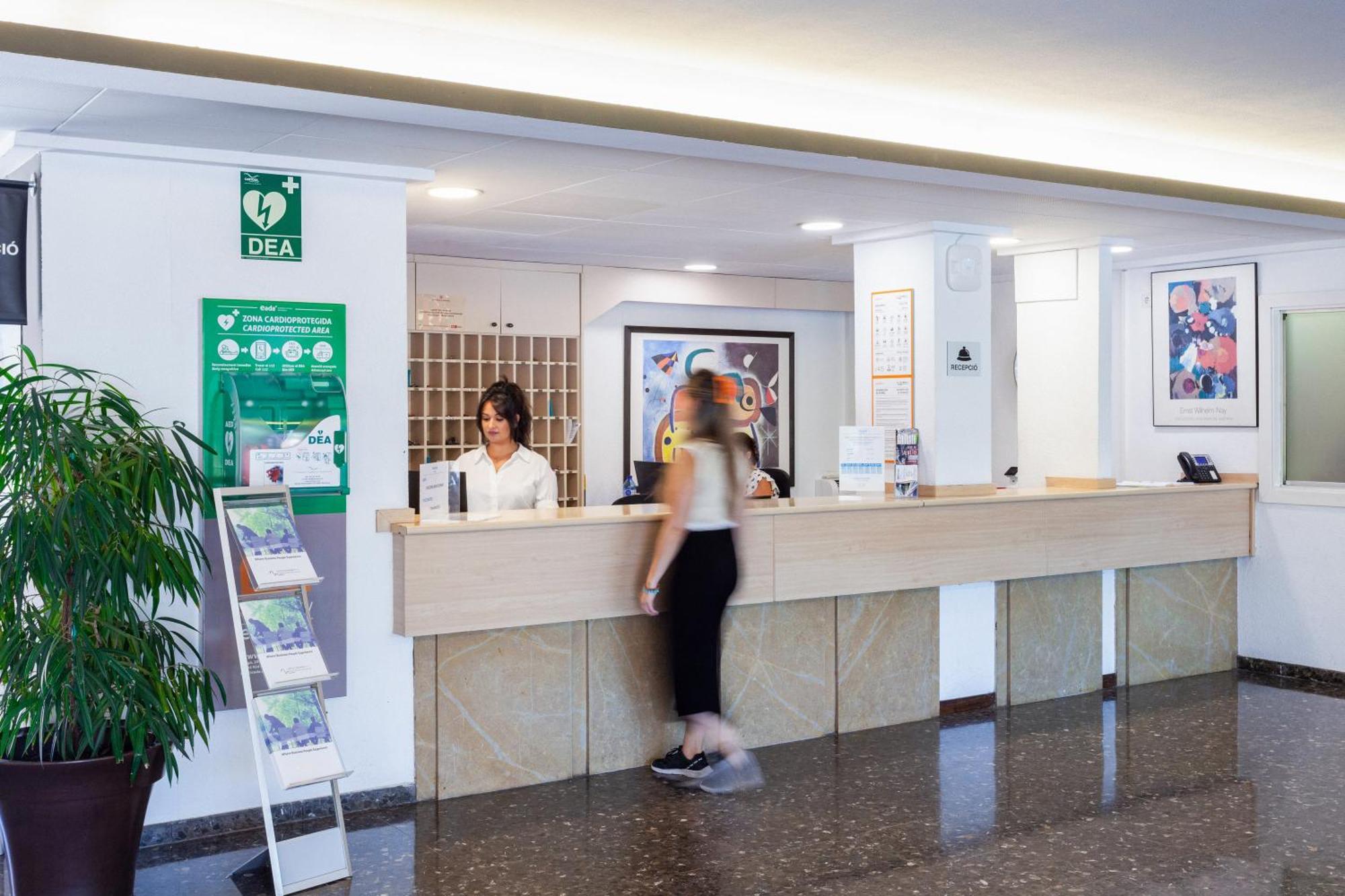 Checkin Montserrat コリュバト エクステリア 写真